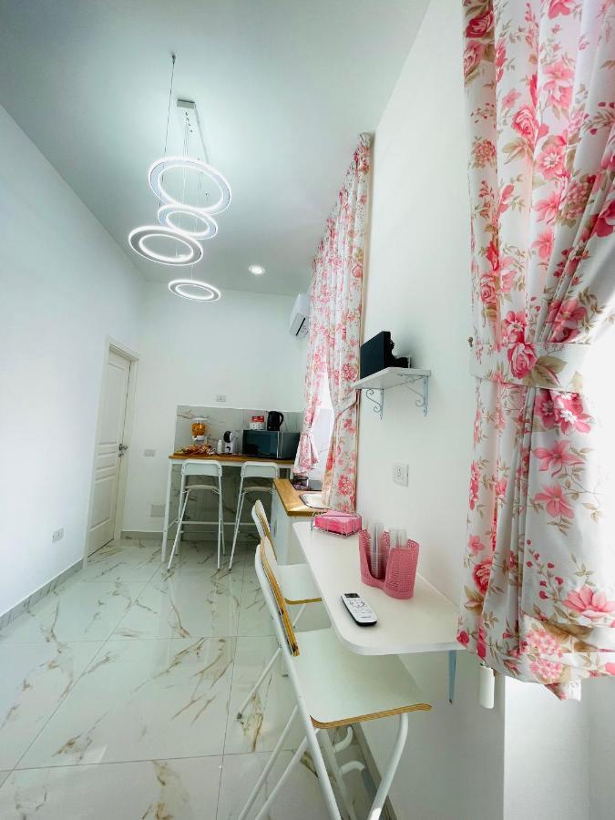 לינה וארוחת בוקר נאפולי Virgy House מראה חיצוני תמונה
