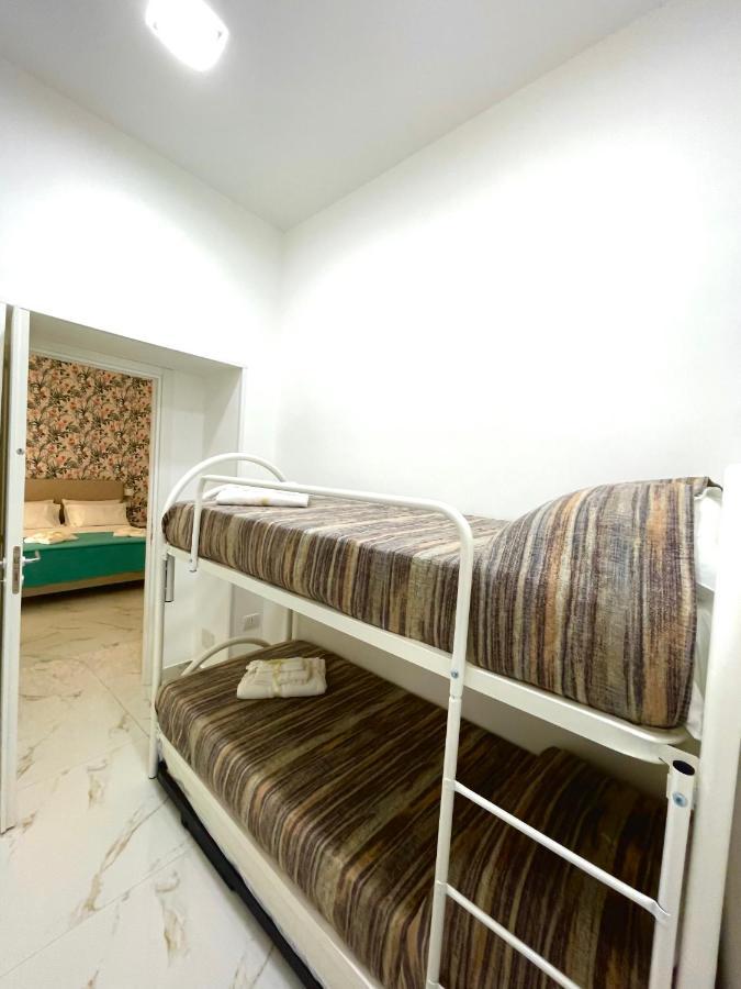 לינה וארוחת בוקר נאפולי Virgy House מראה חיצוני תמונה