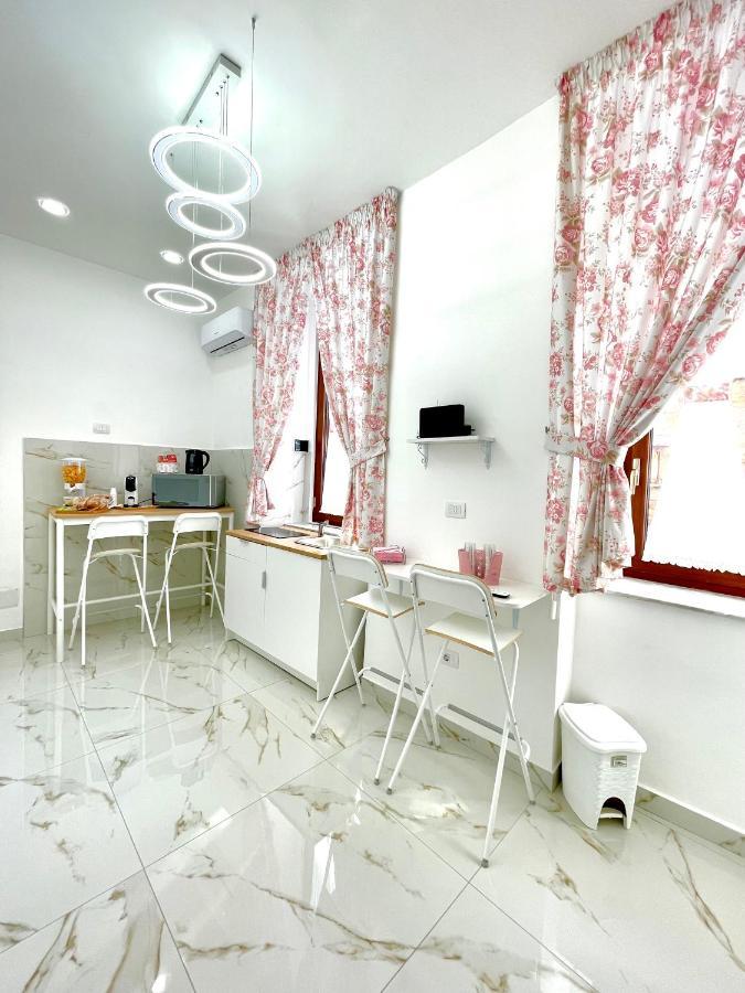 לינה וארוחת בוקר נאפולי Virgy House מראה חיצוני תמונה