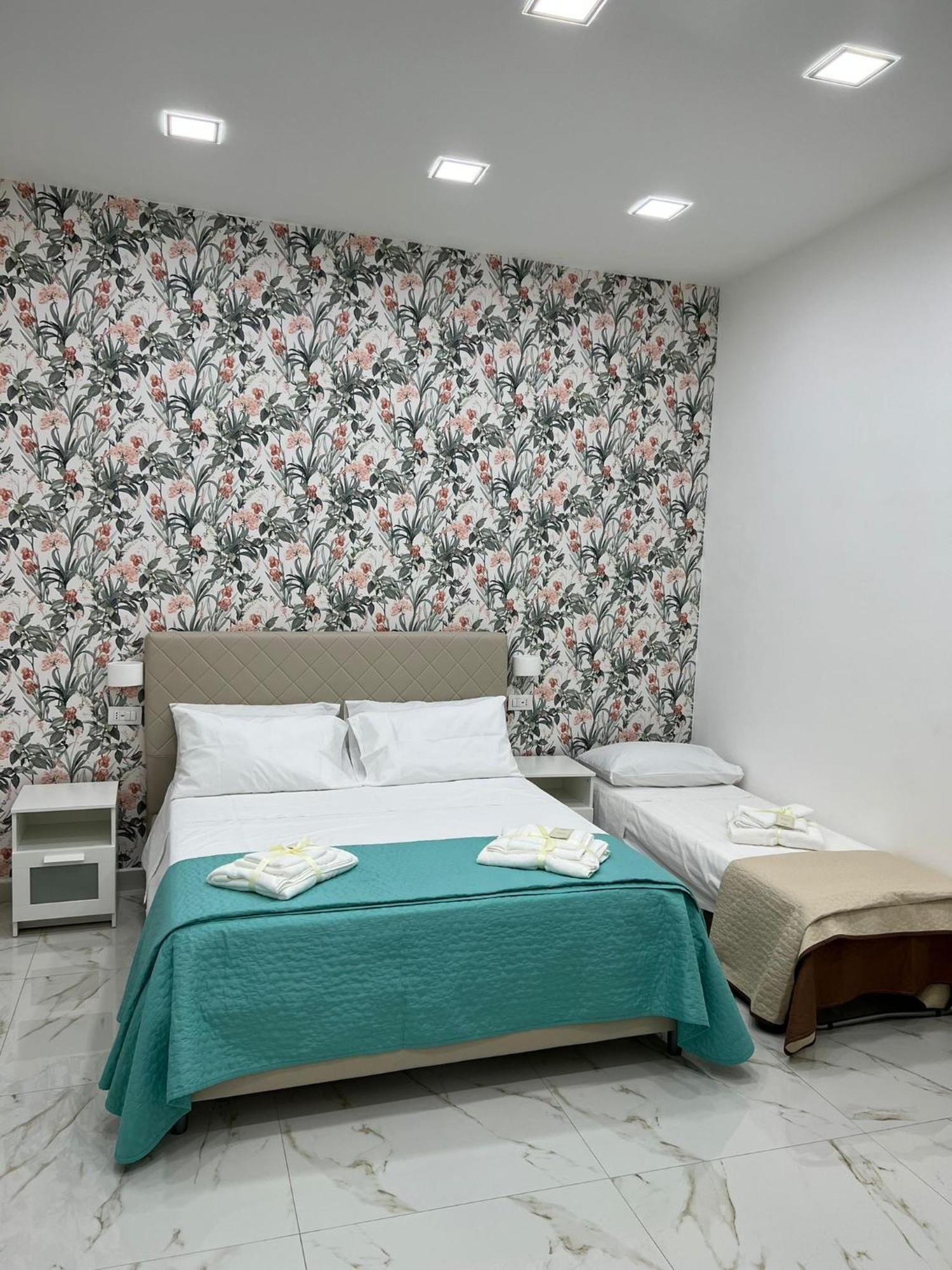 לינה וארוחת בוקר נאפולי Virgy House מראה חיצוני תמונה