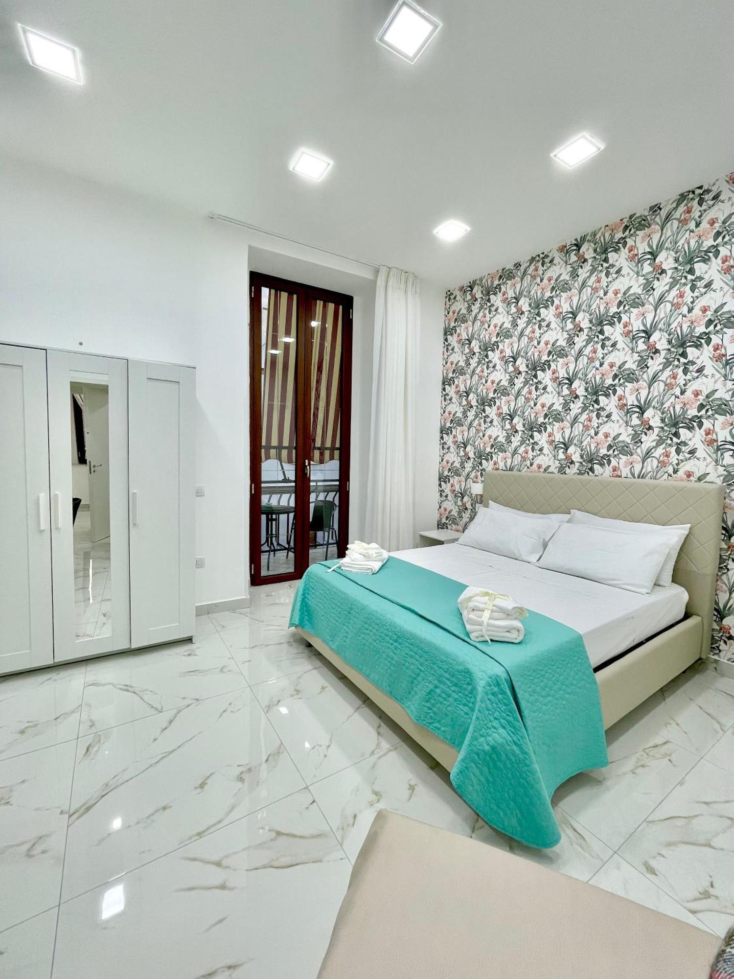 לינה וארוחת בוקר נאפולי Virgy House מראה חיצוני תמונה